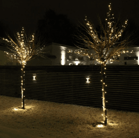 Twinky 10m Noir De Lightson - Id&eacute;ale pour habiller les troncs d'arbres, orner les buissons, les cl&ocirc;tures et les murs, elle cr&eacute;e &eacute;galement un tapis lumineux d&eacute;licat dans les pots, sous les haies ou sur les fa&ccedil;ades, sublimant ainsi votre jardin.