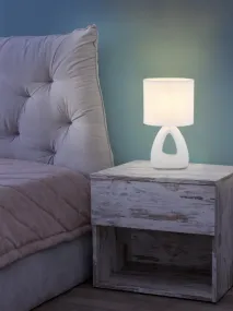 Triangle 30cm Blanc lampe de table De Globo Lighting - Den triangelformade basen med ett stilrent utskuret h&aring;l ger ett modernt intryck, medan den ovala textilsk&auml;rmen i vit f&auml;rg sprider ett behagligt och j&auml;mnt ljus.