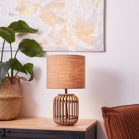 Woodrow 43cm Nature lampe de table De Brilliant - Les matériaux métal, textile et bambou contribuent à une sensation naturelle et créent une atmosphère chaleureuse dans la pièce.