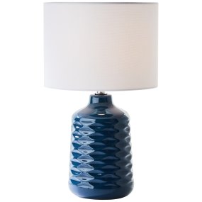 Ilysa 42cm Bleu lampe de table De Brilliant - Cette lampe de table d&eacute;corative est parfaite comme lampe de chevet ou pour cr&eacute;er une ambiance cosy dans votre salon.