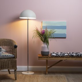 Lillian Beige lampadaire De Brilliant - Avec sa douce couleur beige, son cadre chromé et sa base en pierre naturelle, il ajoute du style et de l'harmonie à n'importe quelle pièce.