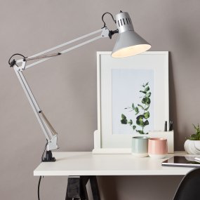 Hobby 70cm Titane lampe de bureau De Brilliant - La lampe de bureau Hobby avec pince est parfaite pour les pièces où il n'y a pas de place pour un pied de lampe conventionnel.