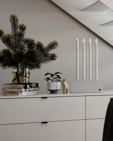 Raw Light Gris De By Rydéns - D&eacute;couvrez la fusion parfaite de la brutalit&eacute; industrielle et de l'&eacute;l&eacute;gance moderne avec le bougeoir Raw Light.