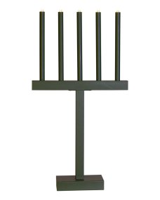 Glimmer Vert foncé De By Rydéns - Cet &eacute;l&eacute;gant chandelier en m&eacute;tal mesure fi&egrave;rement 74,5 cm de haut et 40,5 cm de long, ce qui en fait un accroche-regard impressionnant dans votre maison ce No&euml;l.