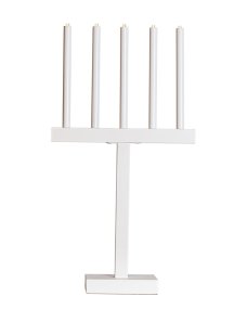 Glimmer Blanc mat De By Rydéns - Cet &eacute;l&eacute;gant chandelier en m&eacute;tal mesure fi&egrave;rement 74,5 cm de haut et 40,5 cm de long, ce qui en fait un accroche-regard impressionnant dans votre maison ce No&euml;l.