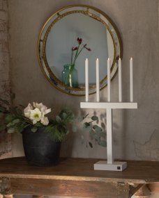 Glimmer Blanc mat De By Rydéns - Cet &eacute;l&eacute;gant chandelier en m&eacute;tal mesure fi&egrave;rement 74,5 cm de haut et 40,5 cm de long, ce qui en fait un accroche-regard impressionnant dans votre maison ce No&euml;l.