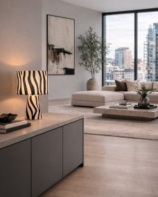 Zany 43cm Noir et blanc lampe de table De By Rydéns - La lampe est fournie avec un c&acirc;ble en plastique noir de 2 m&egrave;tres de long, un interrupteur et une prise.