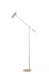 Hubble Read Beige lampadaire De Globen Lighting - Fabriqu&eacute; en m&eacute;tal beige laqu&eacute; mat avec des d&eacute;tails chrom&eacute;s, il est &eacute;quip&eacute; d'un interrupteur tactile sur l'abat-jour et d'un c&acirc;ble transparent de 200 cm avec prise.