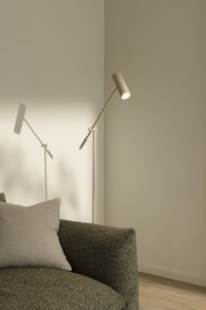 Hubble Read Beige lampadaire De Globen Lighting - Fabriqu&eacute; en m&eacute;tal beige laqu&eacute; mat avec des d&eacute;tails chrom&eacute;s, il est &eacute;quip&eacute; d'un interrupteur tactile sur l'abat-jour et d'un c&acirc;ble transparent de 200 cm avec prise.