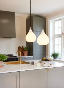 Drops Ø23 Blanc suspension De Halo Design - L'abat-jour en verre opale soufflé à la bouche crée une fine diffusion de la lumière et, en combinaison avec les détails en aluminium brossé, la lampe contribue à une belle atmosphère dans la pièce.