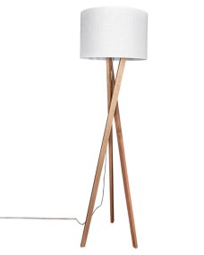 Vega Chêne/blanc lampadaire De By Rydéns - L'abat-jour en tissu blanc s'harmonise parfaitement avec la teinte chaude du ch&ecirc;ne et diffuse une lumi&egrave;re douce et agr&eacute;able.
