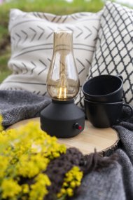 Lampe de table rechargeable 25cm Noir portable De Konstsmide - Fabriquée en métal et en verre, elle est dotée d'un socle noir et d'un variateur pratique permettant de régler facilement l'intensité de sa lumière blanche chaude et tamisée.