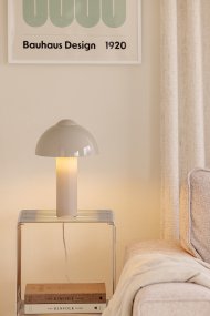 Buddy 36cm Sable De Globen Lighting - Placez-la sur une table d'appoint dans le salon, pr&egrave;s de la fen&ecirc;tre de la cuisine ou sur une table de chevet.