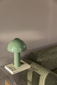 Buddy 36cm Vert lampe de table De Globen Lighting - Placez la lampe sur une table d'appoint dans le salon, près de la fenêtre de la cuisine ou sur une table de chevet.