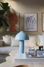 Buddy 36cm Bleu clair De Globen Lighting - Placez la lampe sur une table d'appoint dans le salon, près de la fenêtre de la cuisine ou sur une table de chevet.