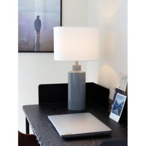 Solo 55cm Bleu lampe de table De PR Home - Le pied de lampe Solo bleu brillant est associ&eacute; &agrave; un abat-jour cylindrique blanc pour un look &eacute;l&eacute;gant et moderne.
