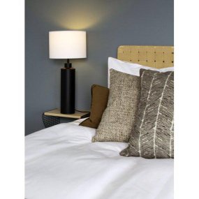 Solo 65cm Noir et blanc lampe de table De PR Home - Le pied de lampe Solo noir mat, associ&eacute; &agrave; un abat-jour cylindrique blanc, cr&eacute;e un look &eacute;l&eacute;gant et moderne.