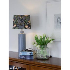 Solo 58cm Bleu lampe de table De PR Home - Son design élégant fait de cette lampe un élément décoratif qui s'intègre parfaitement dans un salon, une chambre ou un couloir.