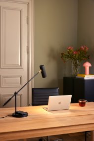 Hubble Read 64cm Noir lampe de bureau De Globen Lighting - Le port USB-C situé à l'arrière de la base a été testé avec des appareils Apple et devrait être compatible avec les modèles jusqu'à l'iPhone 15 et l'iPad 10.
