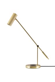 Hubble Read 64cm Laiton brossé lampe de bureau De Globen Lighting - Le port USB-C situé à l'arrière de la base a été testé avec des appareils Apple et devrait être compatible avec les modèles jusqu'à l'iPhone 15 et l'iPad 10.