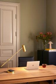 Hubble Read 64cm Laiton brossé lampe de bureau De Globen Lighting - Le port USB-C situé à l'arrière de la base a été testé avec des appareils Apple et devrait être compatible avec les modèles jusqu'à l'iPhone 15 et l'iPad 10.