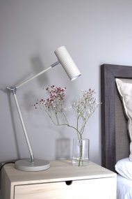 Hubble Read 45cm Beige lampe de bureau De Globen Lighting - Fabriquée en acier/aluminium laqué mat, la lampe est équipée d'un câble textile de 200 cm avec interrupteur et prise.