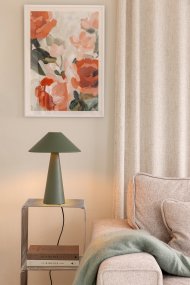 Cannes 40cm Vert mousse lampe de table De Globen Lighting - Cannes est fabriqu&eacute;e en m&eacute;tal laqu&eacute; mat et est &eacute;quip&eacute;e d'un c&acirc;ble textile de 200 cm avec prise et interrupteur.