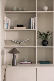 Cannes 40cm Moka lampe de table De Globen Lighting - Cannes est fabriqu&eacute;e en m&eacute;tal laqu&eacute; mat et est &eacute;quip&eacute;e d'un c&acirc;ble textile de 200 cm avec prise et interrupteur.