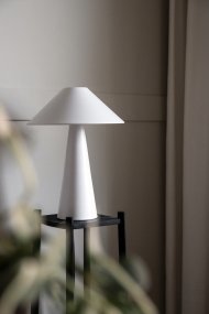 Cannes 40cm Blanc lampe de table De Globen Lighting - Cannes est fabriqu&eacute;e en m&eacute;tal laqu&eacute; mat et est &eacute;quip&eacute;e d'un c&acirc;ble textile de 200 cm avec prise et interrupteur.
