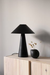 Cannes 40cm Noir lampe de table De Globen Lighting - Cannes est fabriqu&eacute;e en m&eacute;tal laqu&eacute; mat et est &eacute;quip&eacute;e d'un c&acirc;ble textile de 200 cm avec prise et interrupteur.