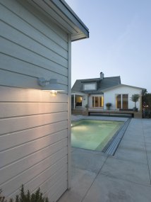 Vega Blanc lampe d’extérieur De Konstsmide - L'abat-jour large et le dôme en verre transparent émettent une lumière agréable et dirigée, ce qui rend la lampe parfaite pour les entrées et les patios.