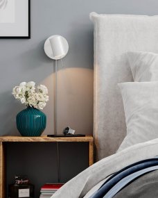 Correct Blanc lampe de lecture De By Rydéns - Une tige m&eacute;tallique situ&eacute;e en haut de la t&ecirc;te de la lampe vous permet de diriger la lumi&egrave;re selon vos besoins sans risque de surchauffe.
