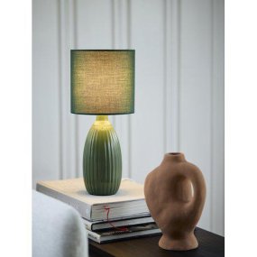 Uno 37cm Vert lampe de table De PR Home - Den mattgr&ouml;na lampfoten av keramik i kombination med den gr&ouml;na lampsk&auml;rmen bidrar med en harmonisk k&auml;nsla till rummet.