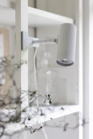 Hubble Blanc lampe à pince De Globen Lighting - L'abat-jour est inclinable verticalement et latéralement, ce qui la rend idéale pour une utilisation sur une étagère ou une tête de lit.