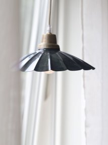 Ester Ø24 Bleu lampe de fenêtre De PR Home - La lampe est fournie avec un c&acirc;ble textile couleur lin de 3,5 m de long et une prise secteur.