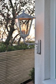 Benu Acier galvanisé lampe d’extérieur De Konstsmide - Cette lampe convient &agrave; toutes les conditions m&eacute;t&eacute;orologiques et offre une solution d'&eacute;clairage ext&eacute;rieur durable et &eacute;l&eacute;gante.