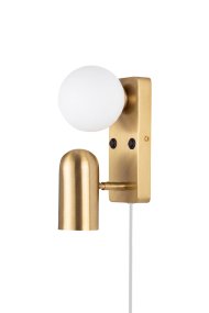 Doppio 25cm Laiton lampe de lecture De Globen Lighting - Doppio est une applique murale polyvalente en métal, dotée d'une élégante finition en laiton brossé et d'un abat-jour en verre blanc.