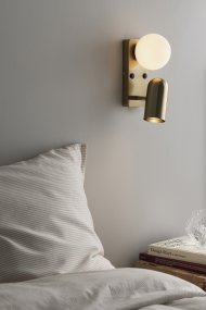 Doppio 25cm Laiton lampe de lecture De Globen Lighting - Doppio est une applique murale polyvalente en métal, dotée d'une élégante finition en laiton brossé et d'un abat-jour en verre blanc.