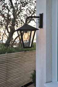 Benu Noir De Konstsmide - Cette lampe convient &agrave; toutes les conditions m&eacute;t&eacute;orologiques et offre une solution d'&eacute;clairage ext&eacute;rieur durable et &eacute;l&eacute;gante.