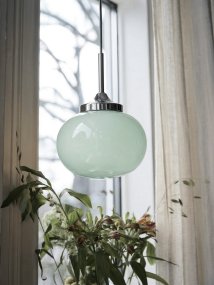 Elsy Ø18 Vert lampe de fenêtre De PR Home - Son abat-jour en verre vert sauge, fa&ccedil;onn&eacute; &agrave; la main, conf&egrave;re &agrave; chaque applique un caract&egrave;re unique, tandis que les d&eacute;tails en m&eacute;tal chrom&eacute; apportent un contraste raffin&eacute;.