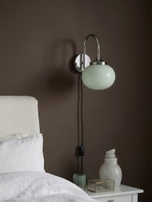 Elsy 30cm Vert lampe de lecture De PR Home - Son abat-jour en verre souffl&eacute; &agrave; la main, d'un doux vert sauge, conf&egrave;re &agrave; chaque lampe un caract&egrave;re unique, tandis que les d&eacute;tails en m&eacute;tal chrom&eacute; cr&eacute;ent un contraste raffin&eacute; et exclusif.