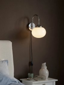 Elsy 30cm Blanc lampe de lecture De PR Home - Son abat-jour en verre blanc cass&eacute;, fa&ccedil;onn&eacute; &agrave; la main, conf&egrave;re &agrave; chaque lampe un caract&egrave;re unique, tandis que les d&eacute;tails en m&eacute;tal chrom&eacute; cr&eacute;ent un contraste raffin&eacute; et exclusif.