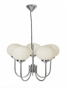 Elsy 5 Ø56 Chrome suspension De PR Home - Il est dot&eacute; de cinq bras orient&eacute;s vers le haut, munis d'abat-jour en verre blanc qui diffusent une lumi&egrave;re douce et agr&eacute;able, cr&eacute;ant ainsi une ambiance cosy dans un salon ou une salle &agrave; manger, par exemple.