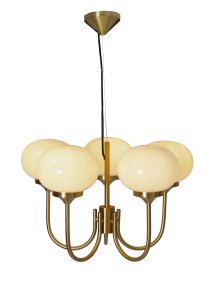 Elsy 5 Ø56 Laiton brossé suspension De PR Home - Ses cinq bras orientés vers le haut, coiffés d'abat-jour en verre crème, diffusent une lumière douce et agréable, créant une ambiance cosy, par exemple dans un salon ou une salle à manger.