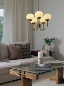 Elsy 5 Ø56 Laiton brossé suspension De PR Home - Ses cinq bras orientés vers le haut, coiffés d'abat-jour en verre crème, diffusent une lumière douce et agréable, créant une ambiance cosy, par exemple dans un salon ou une salle à manger.