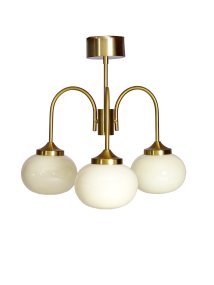 Elsy Ø52 Laiton brossé plafonnier De PR Home - Ses trois bras orient&eacute;s vers le bas, coiff&eacute;s d'abat-jour en verre cr&egrave;me, diffusent une douce lueur agr&eacute;able, cr&eacute;ant une ambiance cosy, par exemple dans un salon, une salle &agrave; manger ou un couloir.