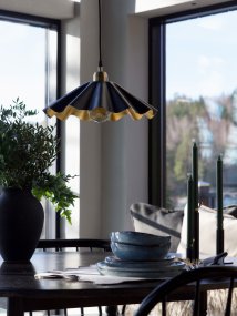 Aira Ø50 Noir De PR Home - Le plafonnier Aira s&eacute;duit par sa surface noire mate et son int&eacute;rieur couleur laiton.