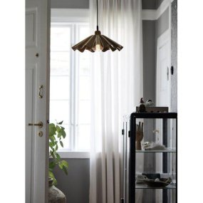 Aira Ø40 Laiton suspension De PR Home - Le laiton brûlé confère à la lampe une lumière chaleureuse et accueillante.