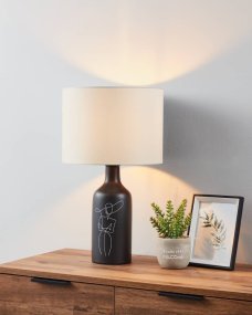 Vinoza 53cm Noir lampe de table De Eglo - Dotée d'une base noire décorée de lignes minimalistes représentant une femme portant un chapeau, la lampe ajoute une touche sophistiquée et artistique à votre intérieur.