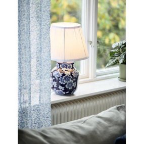 Fanny 47cm Bleu lampe de table De PR Home - I kombination med den veckade textilsk&auml;rmen bidrar lampan med en tidl&ouml;s elegans till rummet.